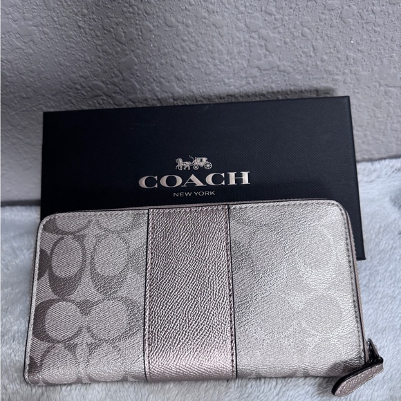⚠️ NEW‼️ COACH Accordion Zippy Wallet Silver/Platinum~NEW in box ($298) - Picture 2 of 7